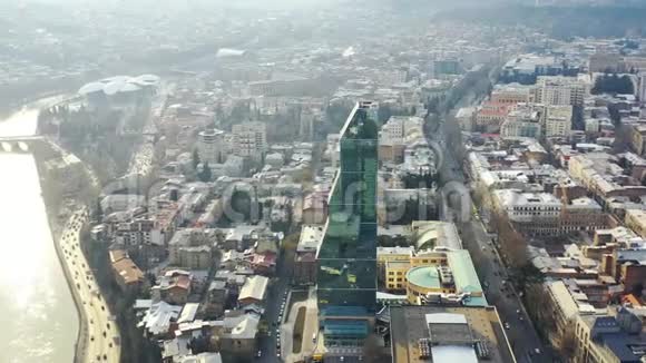 市中心的一座神奇的玻璃摩天大楼空中拍摄的画面是4k视频的预览图