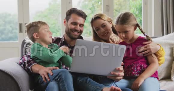 家庭使用笔记本电脑在沙发上舒适的家4k视频的预览图