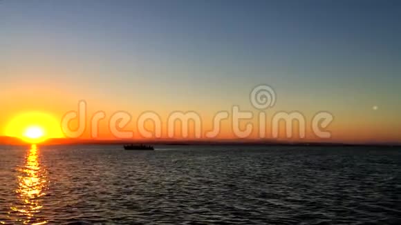 在瓦伦西亚的拉阿尔布菲拉泻湖日落时航行视频的预览图