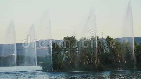 有喷泉的河景视频的预览图