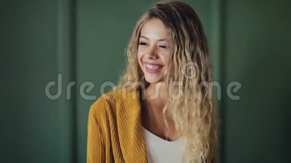 美丽的年轻商务女性在相机上摆姿势微笑成功美丽幸福的女人观念视频的预览图