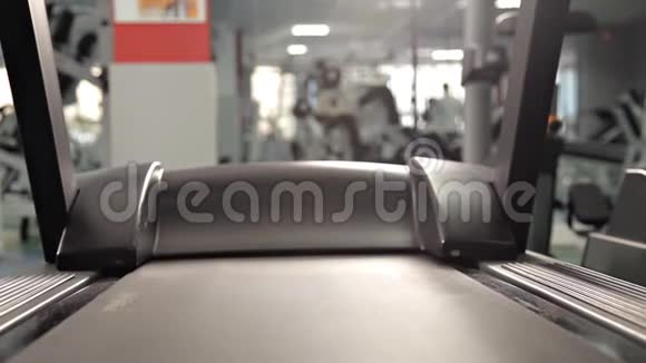 健身房里的跑步机健身房健康视频的预览图