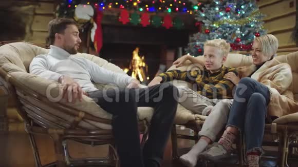 圣诞夜快乐的男人和他的儿子和妻子聊天视频的预览图