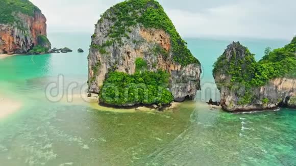 泰国热带海滩和罗克斯群岛的鸟瞰图视频的预览图