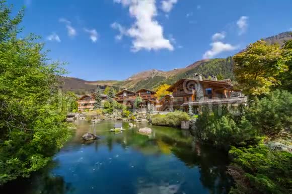 瑞士蒙丹池塘和小屋的时间推移视频的预览图