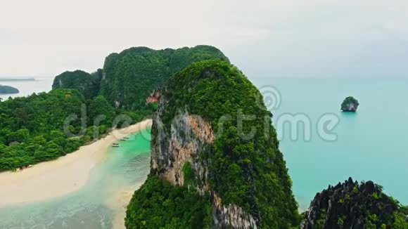 泰国热带海滩和岩石岛的鸟瞰图视频的预览图