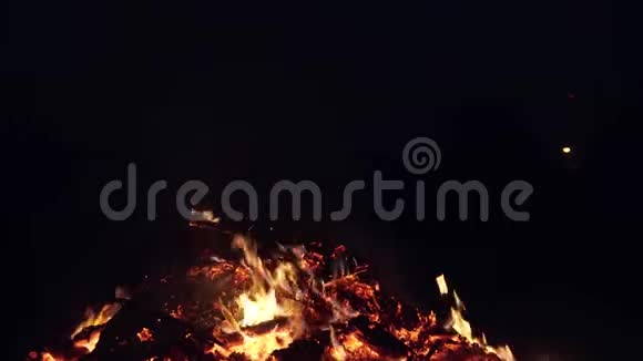在黑色的天空中从火中飞出炽热的火花把煤变成火视频的预览图