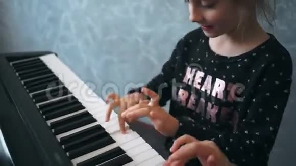 钢琴班的女孩子视频的预览图