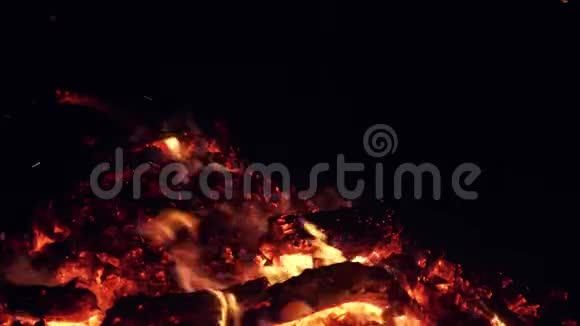 黑暗中一场大篝火燃烧的煤视频的预览图