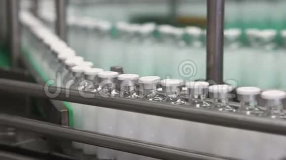 制药厂传送带上装有药物的瓶子视频的预览图