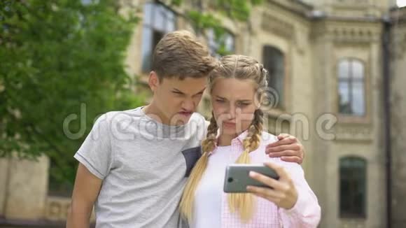 有趣的青少年夫妇自拍做鬼脸和胡闹闲暇时间视频的预览图