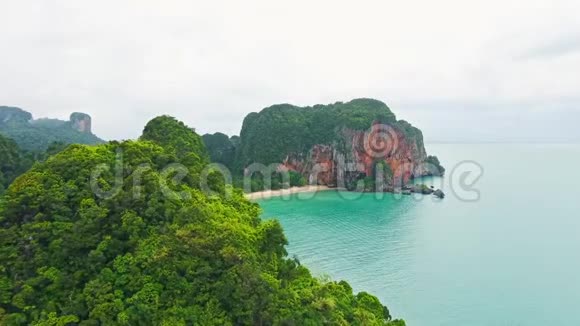 泰国热带海滩和岩石岛的鸟瞰图视频的预览图