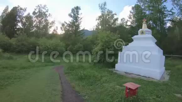 围绕佛教佛塔的祈祷队伍视频的预览图