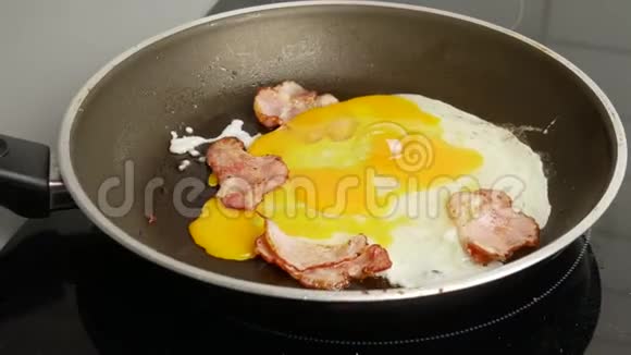 快关门快关门两个鸡蛋在热煎锅里和培根一起煎早餐和厨房概念视频的预览图