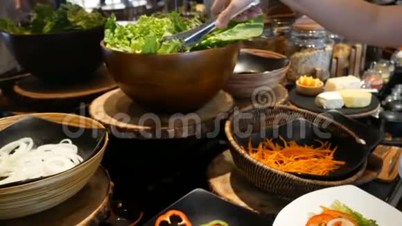 4K女士选择不同的蔬菜在酒店餐厅供应自助餐搭配五颜六色的水果和蔬菜作为沙拉视频的预览图
