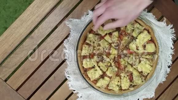 带切片的披萨视频的预览图