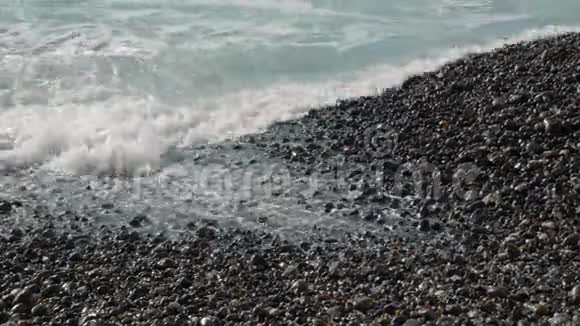 海浪撞击岩石海岸相机特写视频的预览图