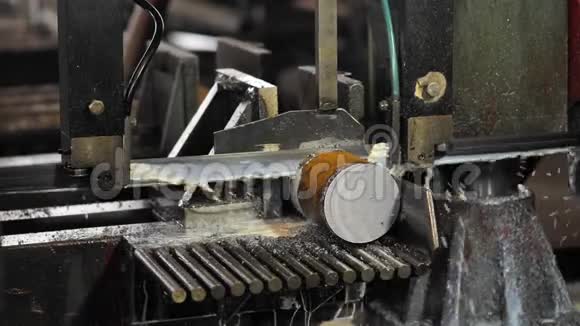 机械电锯对毛坯细节的工业金属加工切削过程视频的预览图