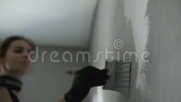 女人把墙画成灰色视频的预览图
