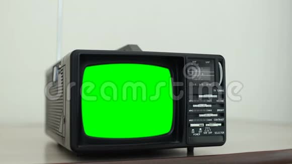 房间里有绿色屏幕的旧电视视频的预览图