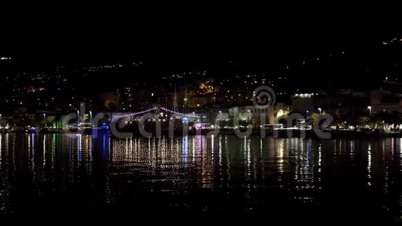 马卡斯卡城的景色和码头上的一艘军舰带有节日的花环视频的预览图