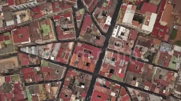 那不勒斯地区的空中景色无人机飞越西班牙街区狭窄的街道和房屋视频的预览图