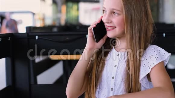 青少年女孩用手机聊天视频的预览图