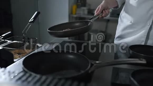 厨师在餐厅厨房的热锅上缓慢地烤牛肉用烟熏和熏烤牛肉视频的预览图