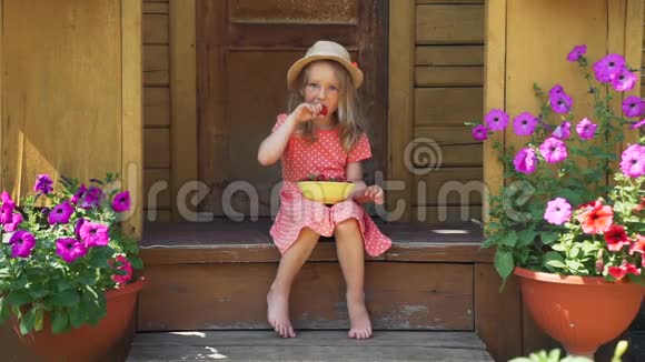 夏天吃新鲜草莓的小女孩视频的预览图