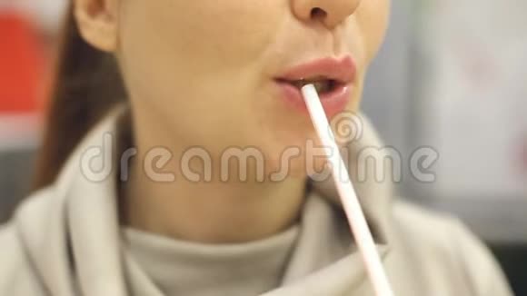 一位中年妇女在快餐店里用吸管喝奶昔视频的预览图