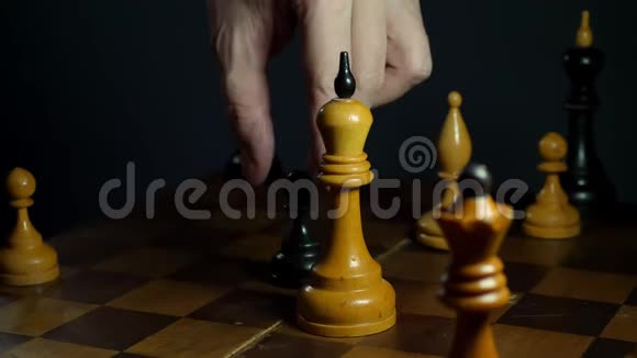 有棋子的人在棋局中获胜在老式木板上坠落的国王视频的预览图