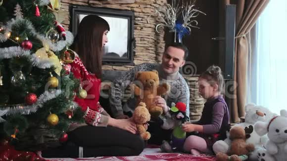 一家人在圣诞树附近和女儿玩耍视频的预览图