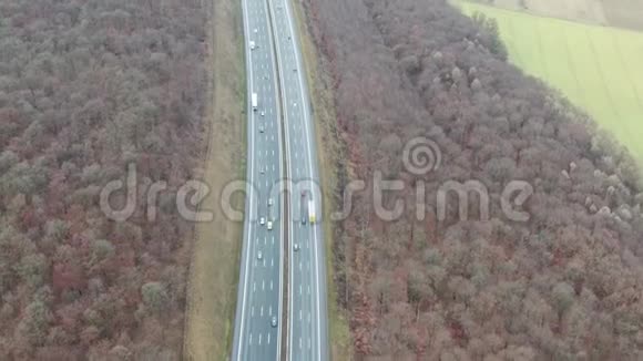 德国交通繁忙的高速公路上的俯视图视频的预览图