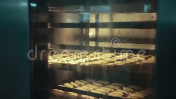 糕点是烘焙的躺在玻璃门后面的托盘上同时转动机架视频的预览图