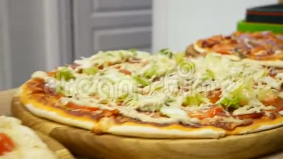 桌上有许多美味的披萨视频的预览图