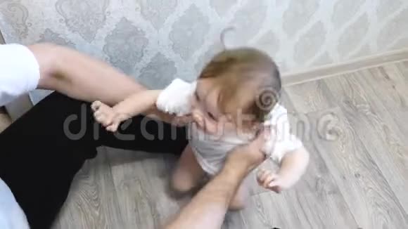 爸爸把婴儿扔起来他在他的孩子房间里笑视频的预览图
