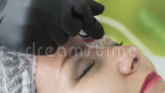 特写美容师用水力剥皮器在病人脸上做手术视频的预览图