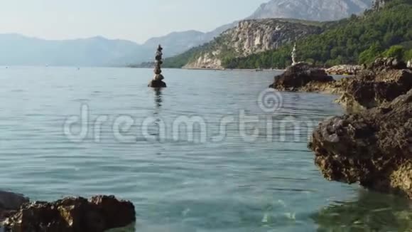 克罗地亚日落时分马卡斯卡海滩上的金字塔石视频的预览图