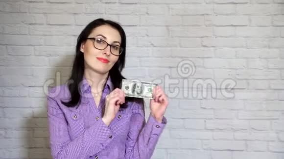 吃钱的漂亮女孩视频的预览图