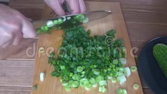 把切好的洋葱切在切块板上把切好的洋葱切下来视频的预览图