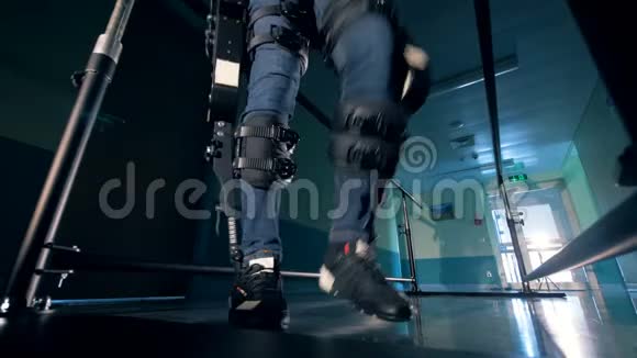 在医院训练时人们戴着矫形机器人装置4K视频的预览图