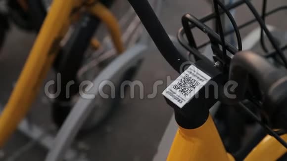 使用智能手机扫描城市共享单车的二维码视频的预览图