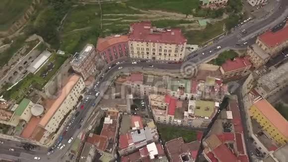 那不勒斯地区的空中景色无人机飞越西班牙街区狭窄的街道和房屋视频的预览图