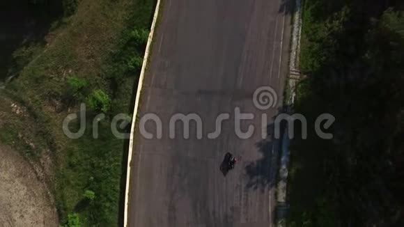 空中观景摩托车骑手在赛道上行驶摩托比赛视频的预览图