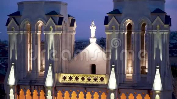 天主教祈祷妇女的雕塑行动祈祷妇女的照明雕像位于教堂屋顶上视频的预览图