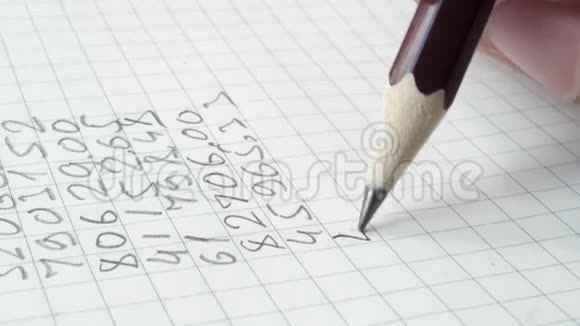 铅笔在便笺上写数字视频的预览图