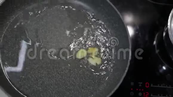 炸蒜片和煮食油在黑锅里视频的预览图