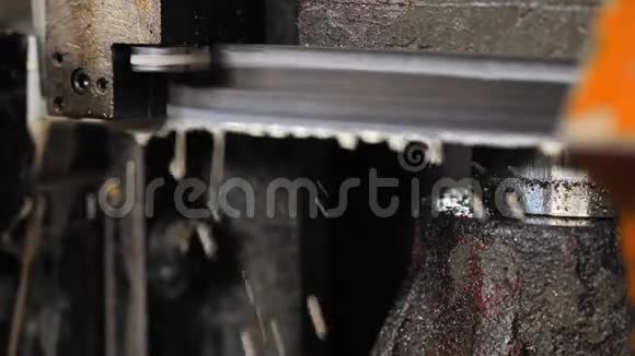 机械电锯对毛坯细节的工业金属加工切削加工视频的预览图