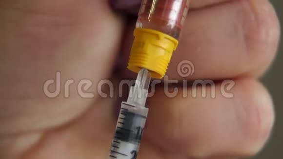 在胰岛素注射器中注射短胰岛素的女孩的特写视频的预览图