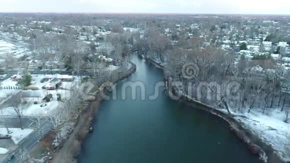 雪后可鸟瞰新泽西州奥杜邦湖视频的预览图